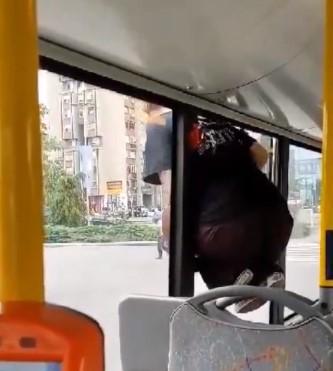 Video / Nesvakidašnja situacija: Djevojka iskočila kroz prozor autobusa