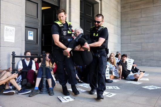 Protesti u Njemačkoj zbog samita G7: Demonstranti zalijepili šake za cestu