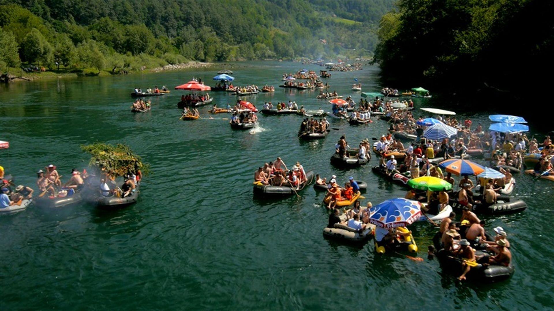 Stotine čamaca uplovljavaju na Rajsku plažu - Avaz