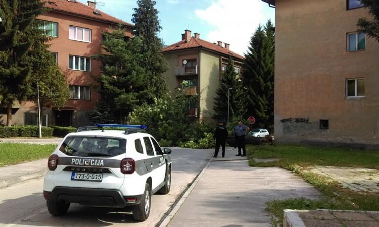 Maloljetnici u Novom Travniku drvenim cjepanicama razbijali stakla na parkiranim vozilima