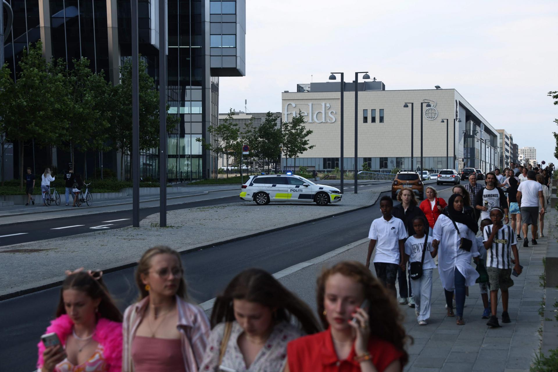 Policija ispred tržnog centra - Avaz