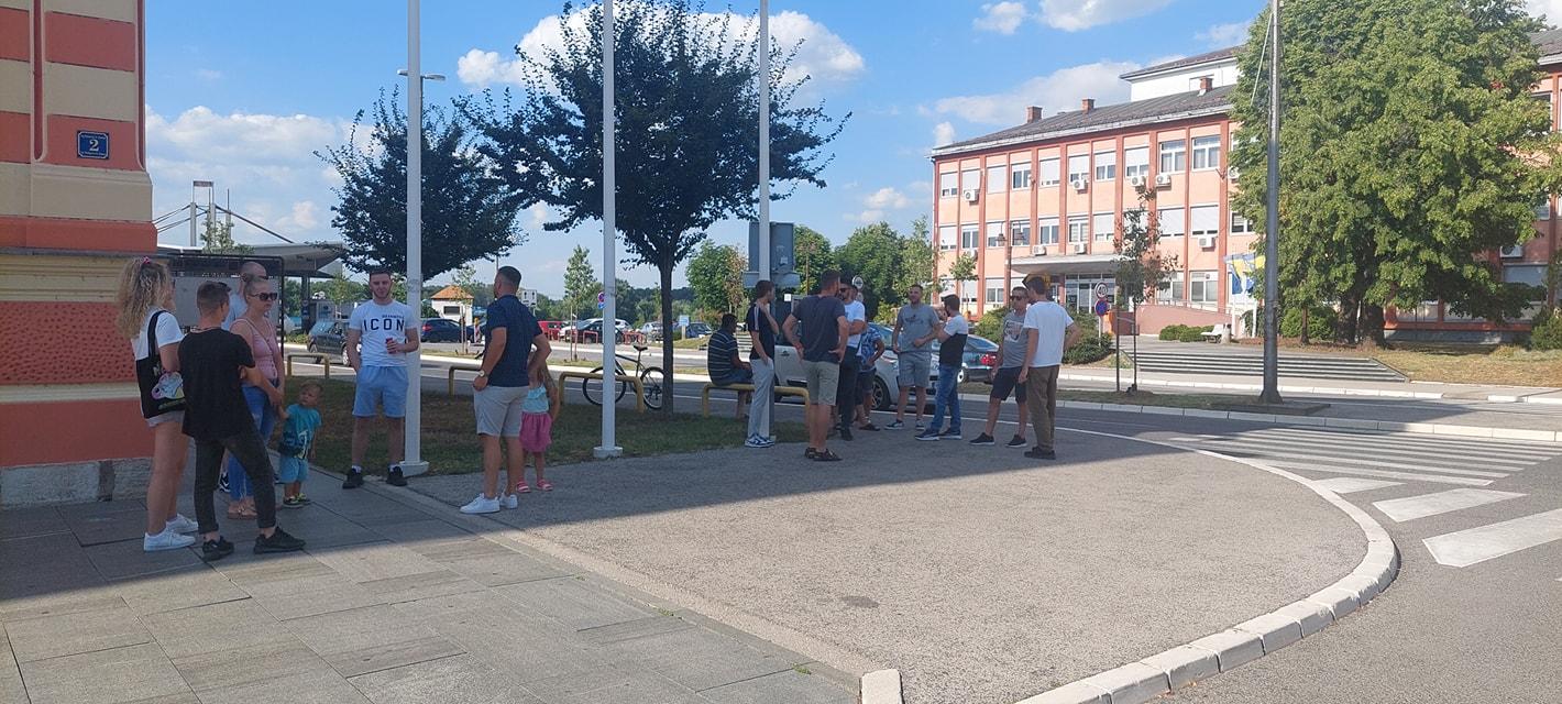 Na protestima u Brčkom se okupilo 15-ak građana