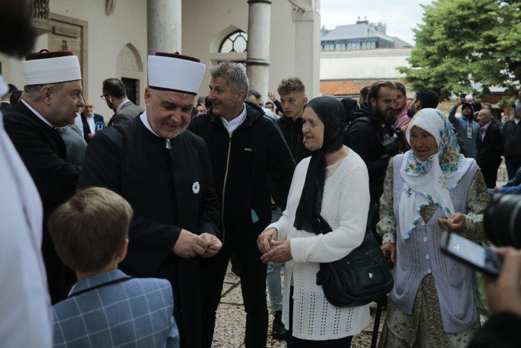 Reisu-l-ulema Islamske zajednice tokom podjele bajramluka - Avaz