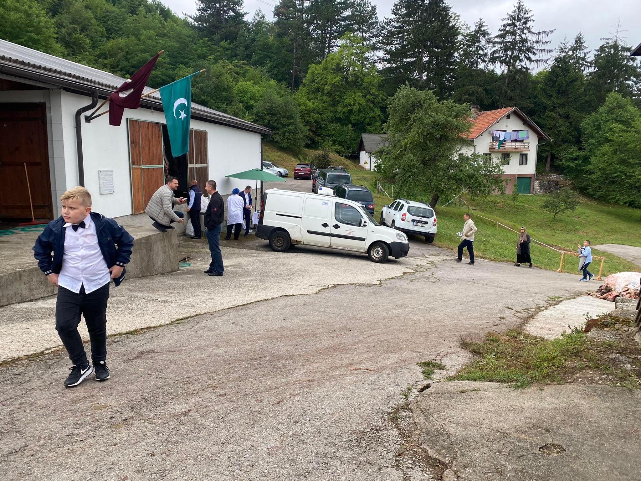 Došao veliki broj građana da preuzme meso - Avaz