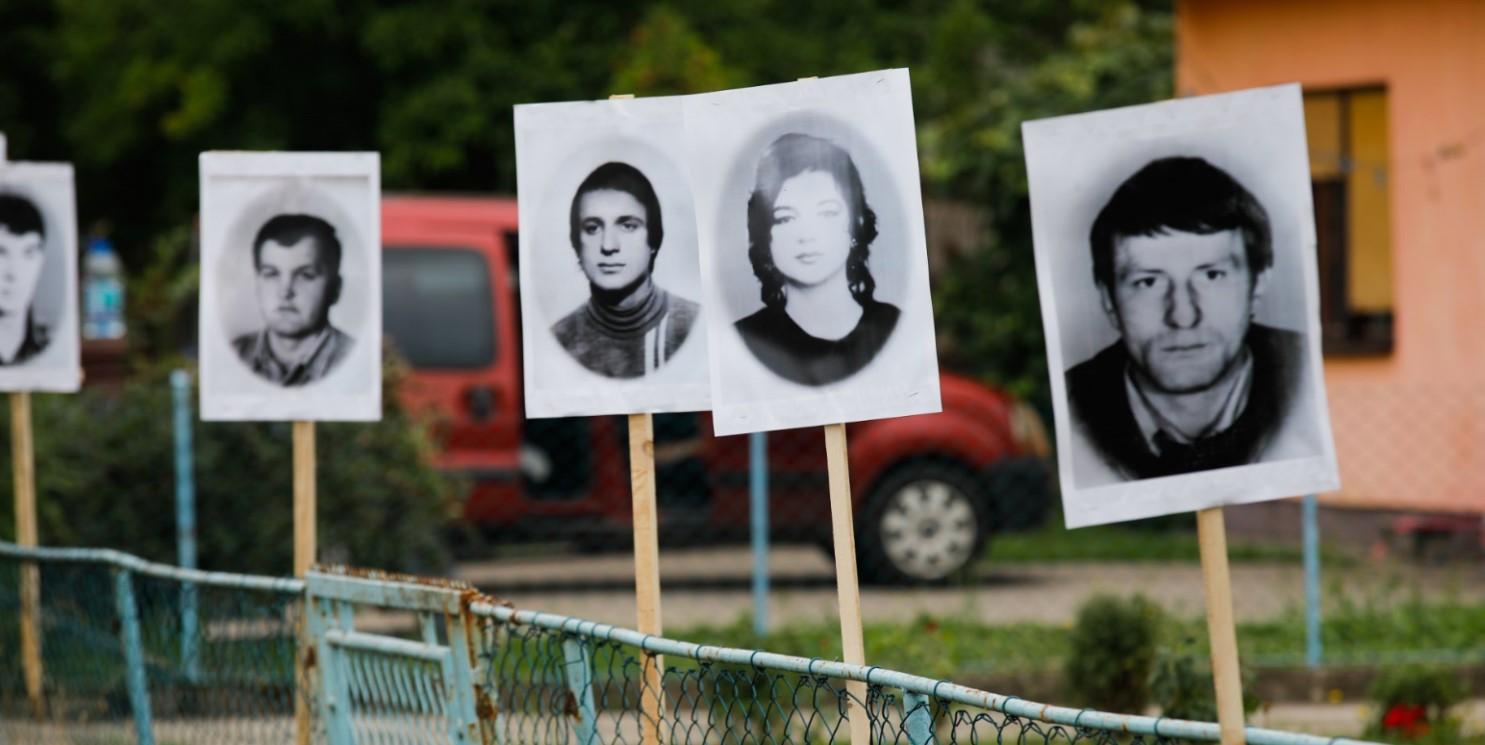 Policijski službenici u Bratuncu naredili su uklanjanje fotografija duž puta od Bratunca ka Potočarima - Avaz