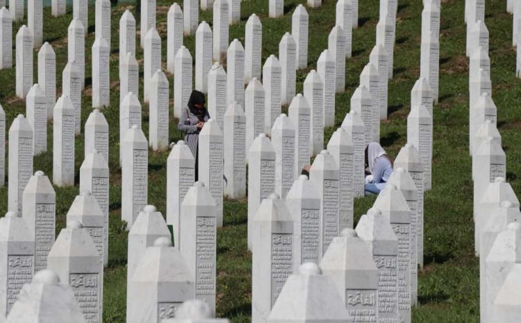 A Srebrenica, nakon godišnjice, ostaje grad mrtvih, prepuštena sama sebi i zaboravljena od svih. U očima evropske i svjetske javnosti bude samo tri dana u godini - Avaz