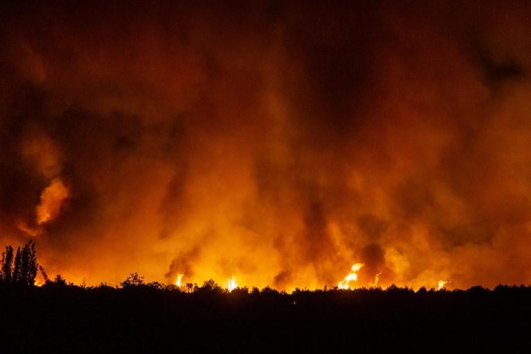 Kod Zatona lokaliziran požar: 26 vatrogasca i dalje na terenu