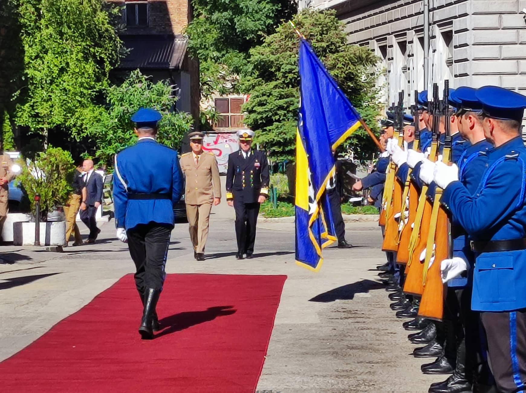 Admiral Rob Bauer svečano dočekan ispred Doma Oružanih snaga BiH