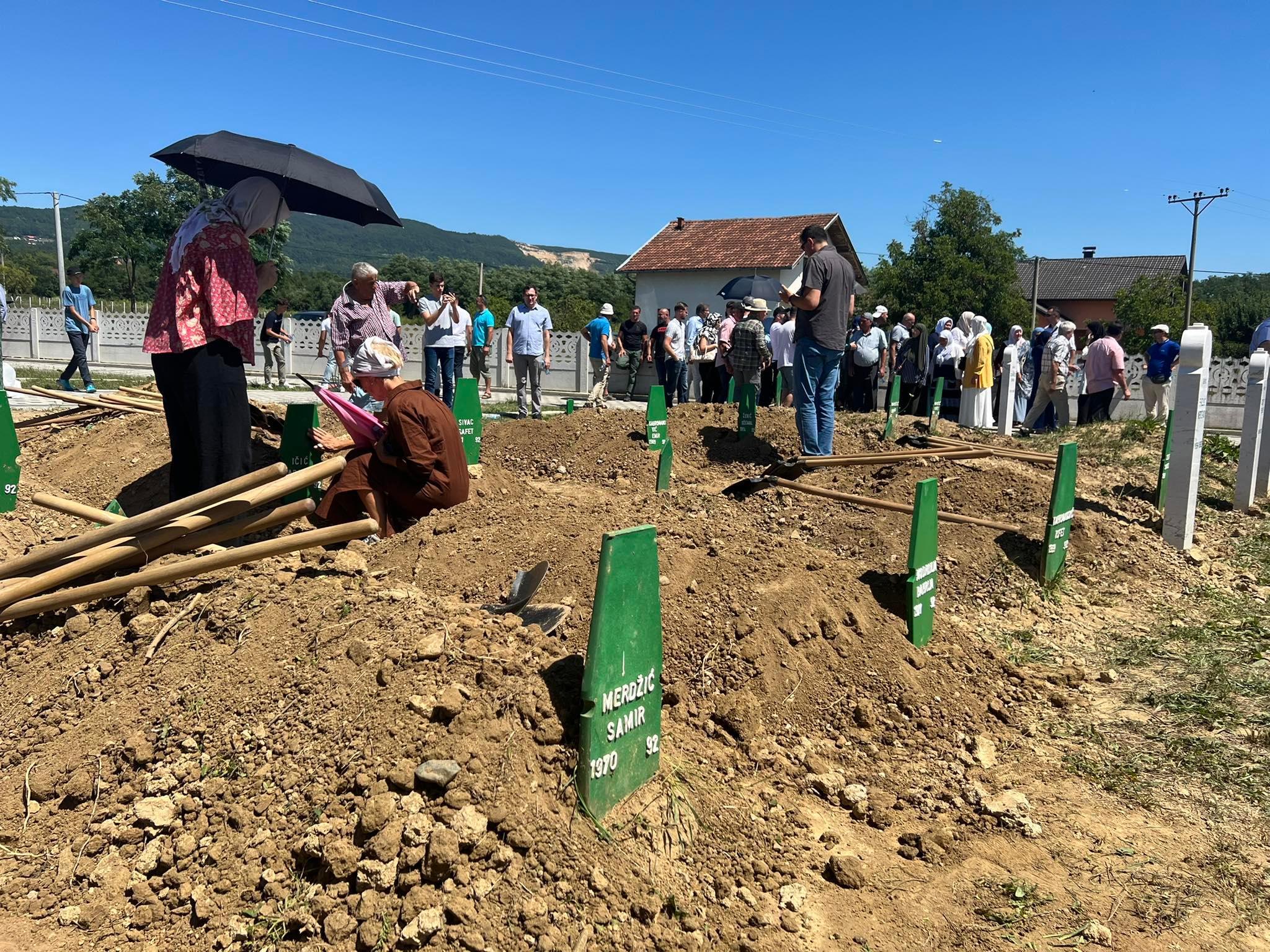 Posmrtni ostaci devet žrtava ukopani u MC Kamičani - Avaz