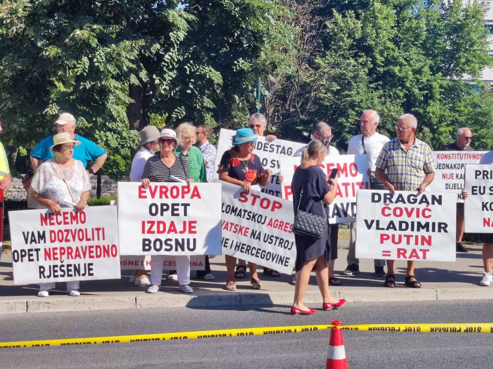 Danas nastavak protesta ispred zgrade OHR-a: Građani poručili Šmitu da neće odustati