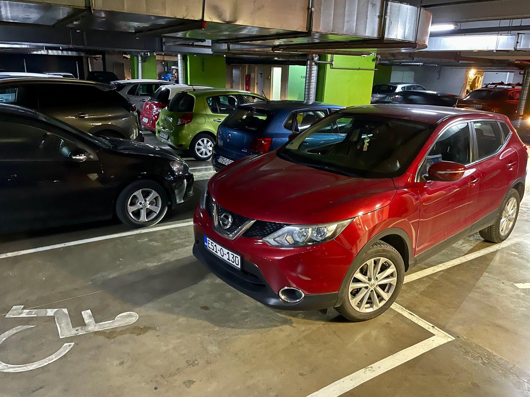 Bahati vozač zauzeo dva mjesta na parkingu, od kojih je jedno predviđeno za invalide