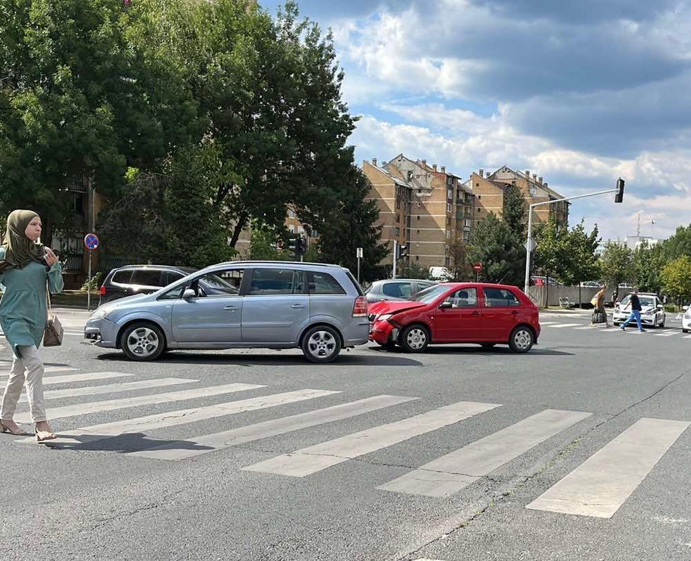 Udes dva automobila: Dvije osobe zatražile ljekarsku pomoć