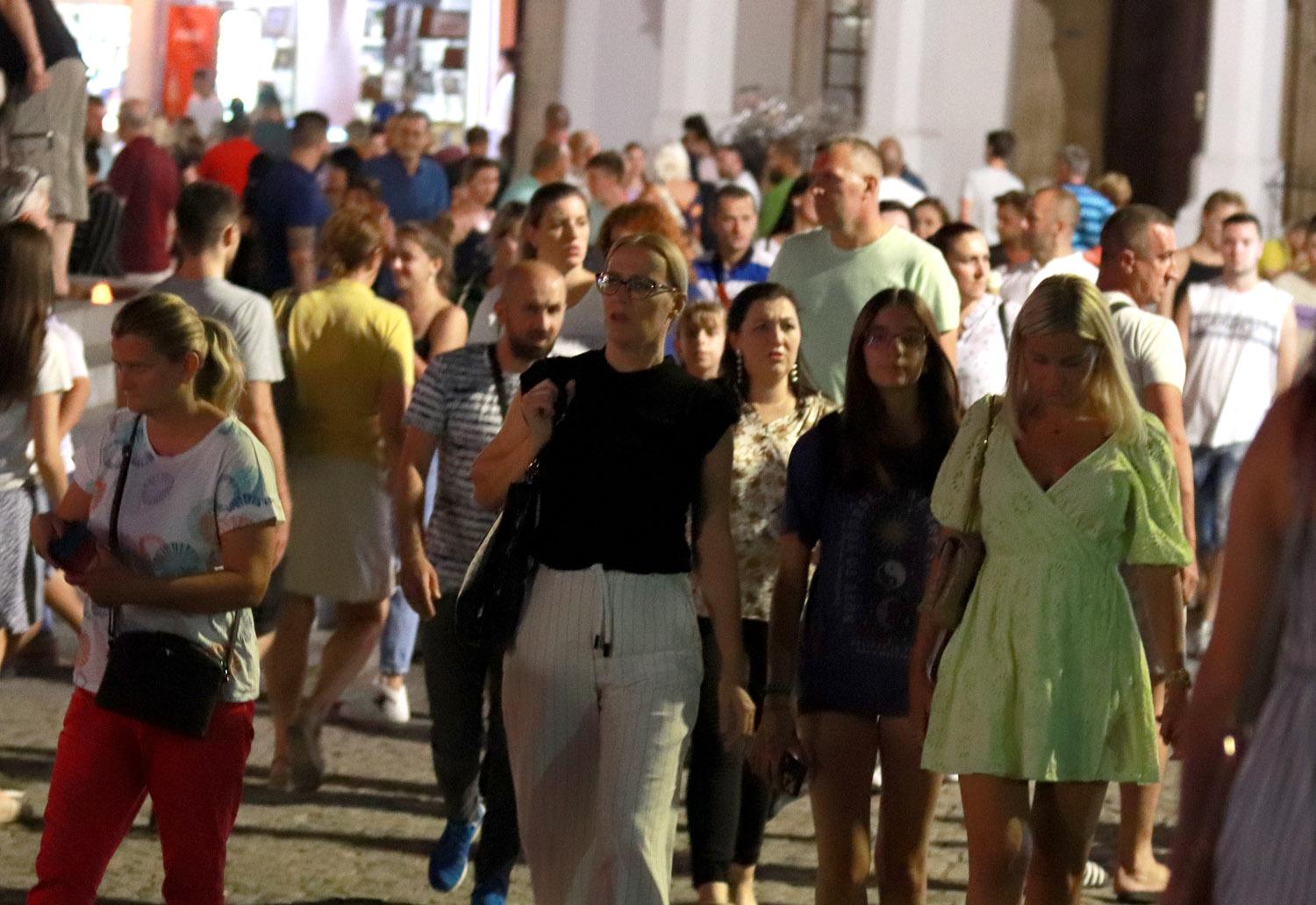 Tuzlaci uživaju u ljetu: Ulice pune, pogledajte šta smo zabilježili