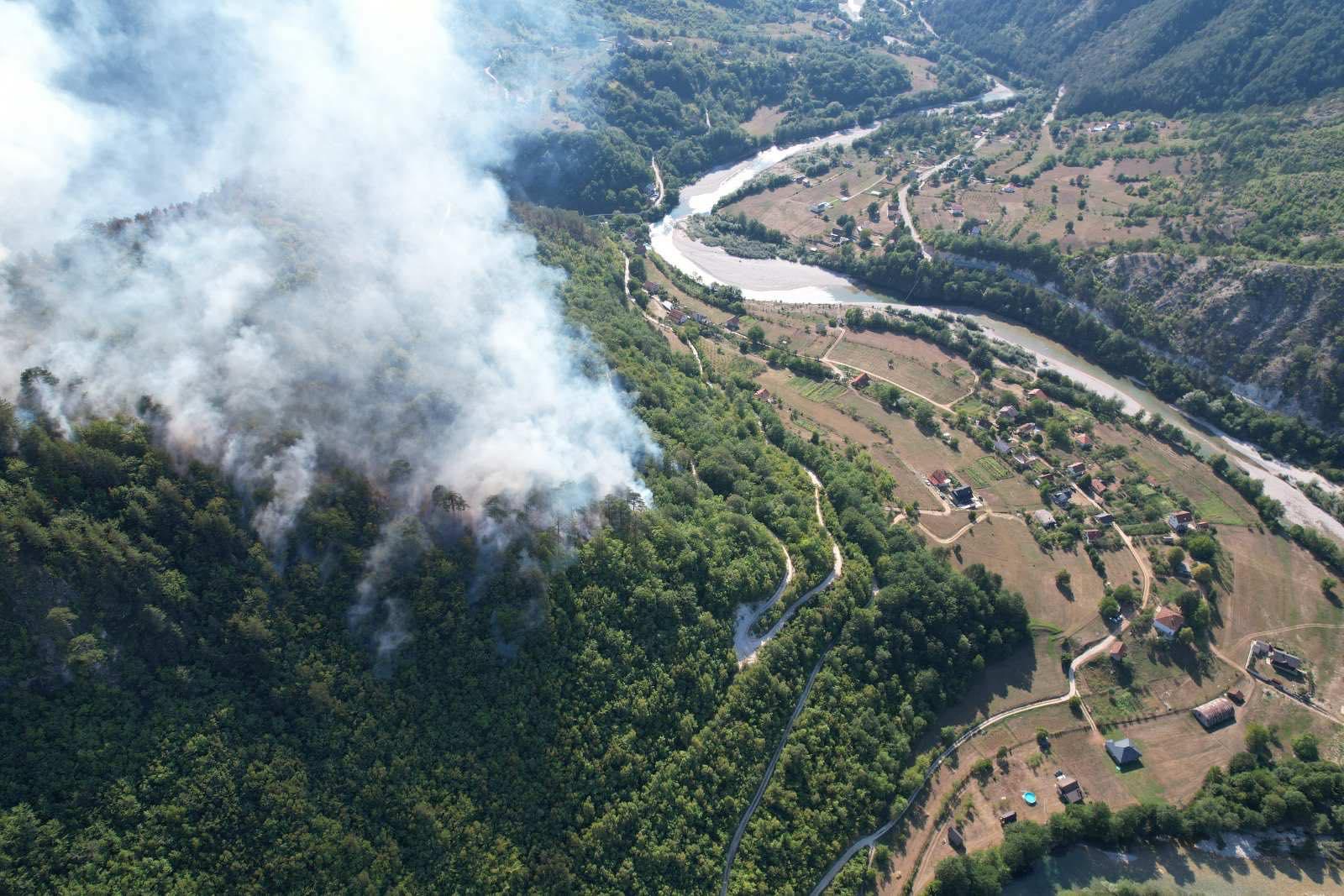 Požar u naselju Lađanica prijeti kućama: Situaciju dodatno pogoršava vjetar