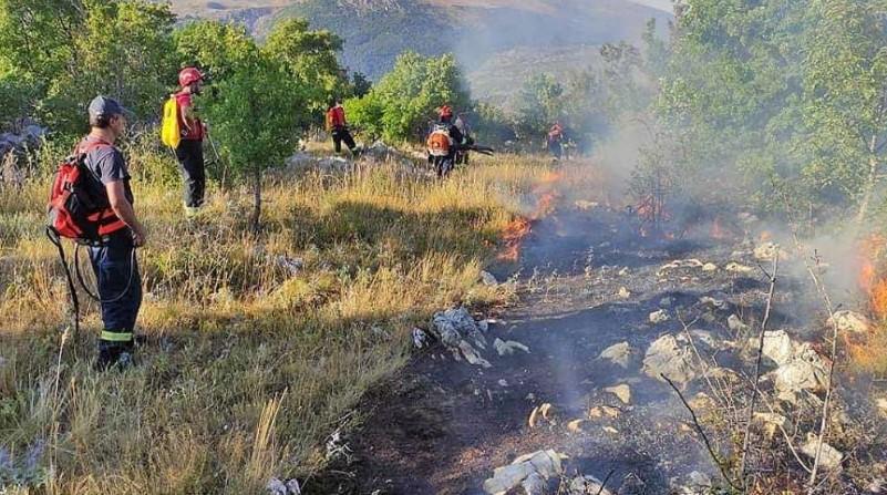 Zbog vjetra i nepristupačnog terena situacija na oba požarišta se mijenja u kratkom vremenu - Avaz