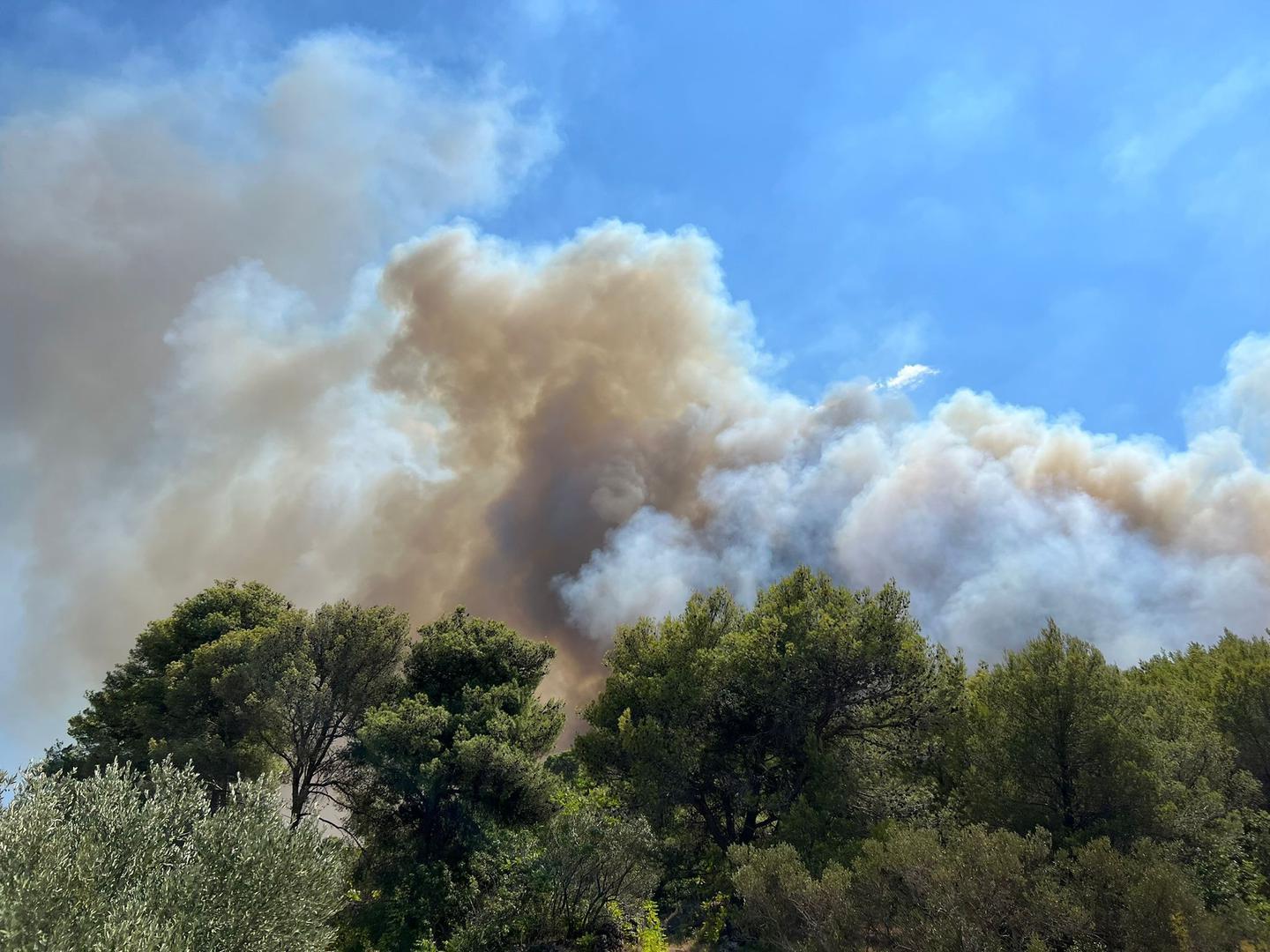 Požar na Hvaru i dalje aktivan, ujutro stiže pomoć