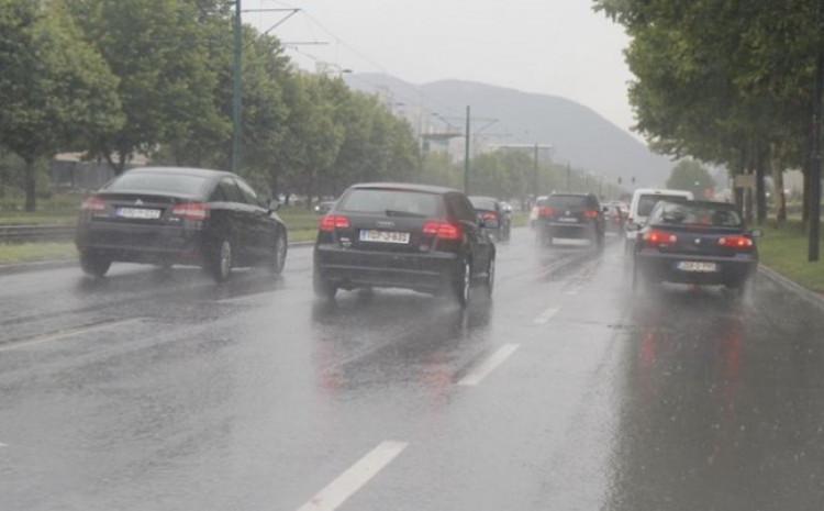 Vozači se upozoravaju na mokar kolovoz: Savjetuje se opreznija vožnja, povećana opanost i od odrona