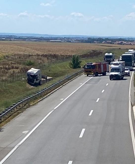 Sudarila se dva kamiona na autoputu: Sumnja se da ima povrijeđenih