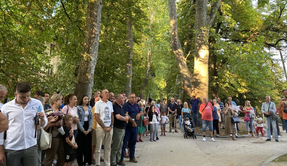 Polaganje cvijeća kraj "Ranjenog kamena" na Ilidži - Avaz