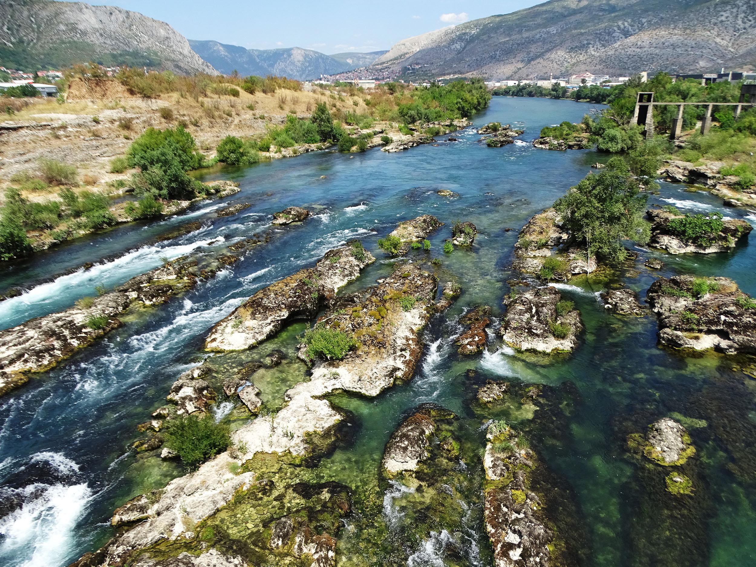 Neretva se u Mostaru prepolovila