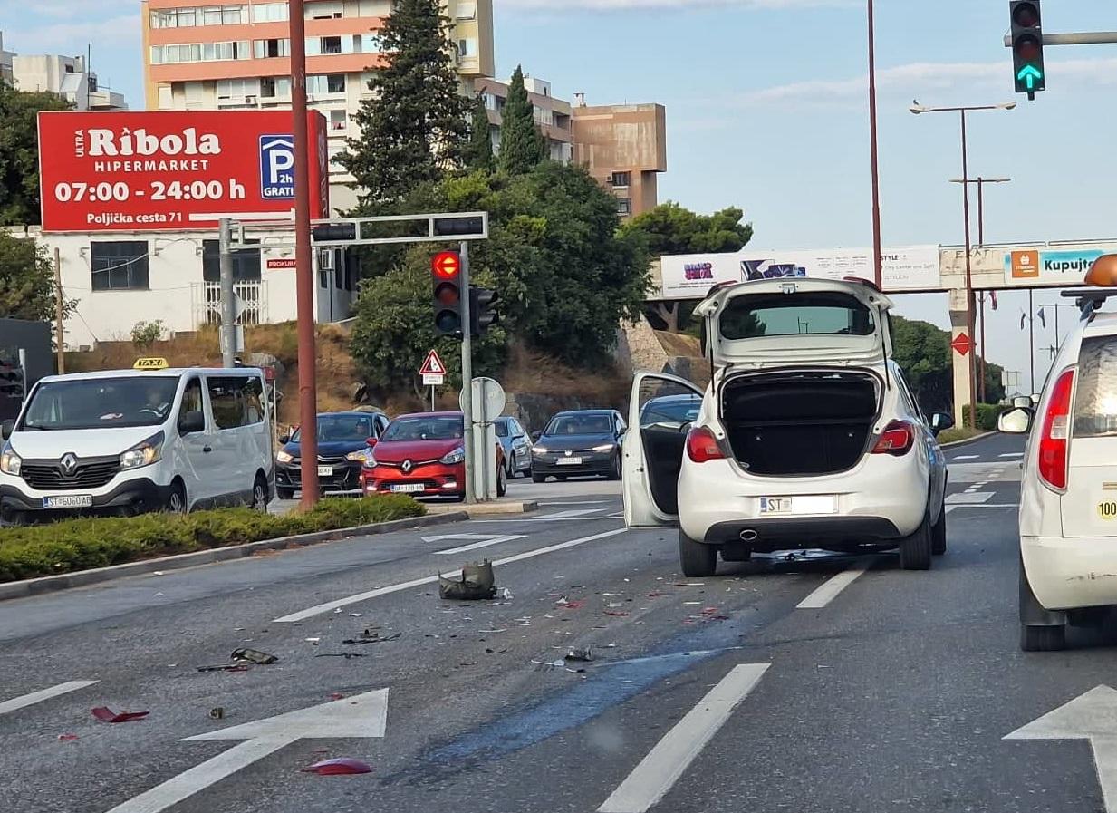 Sudar dva automobila: Tri osobe prevezene u bolnicu