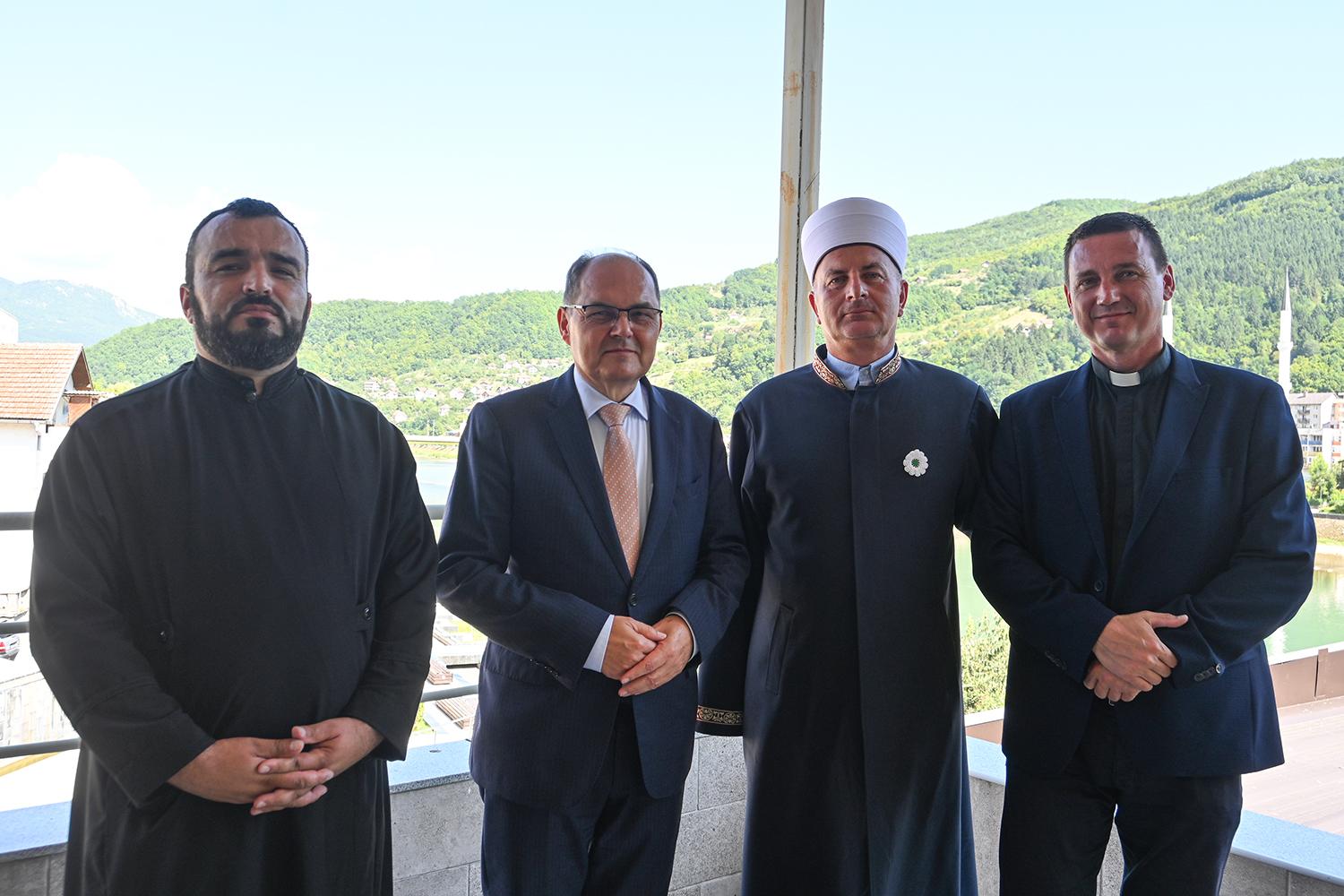 Šmit sa jerejem Markom Markovićem, muftijom goraždanskim Remzijom Pitićem i katoličkim svećenikom Josipom Tadićem - Avaz