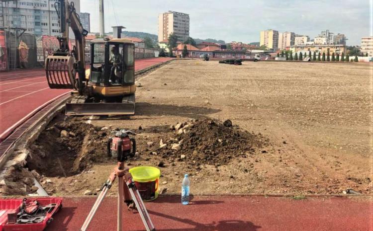 Jučer su nastavljeni radovi na terenu stadiona Tušanj - Avaz