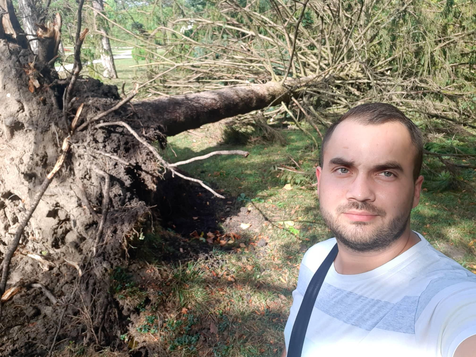 Boban Miladinović pored drveta ispod kojih su se nalazili žena i njen sin - Avaz