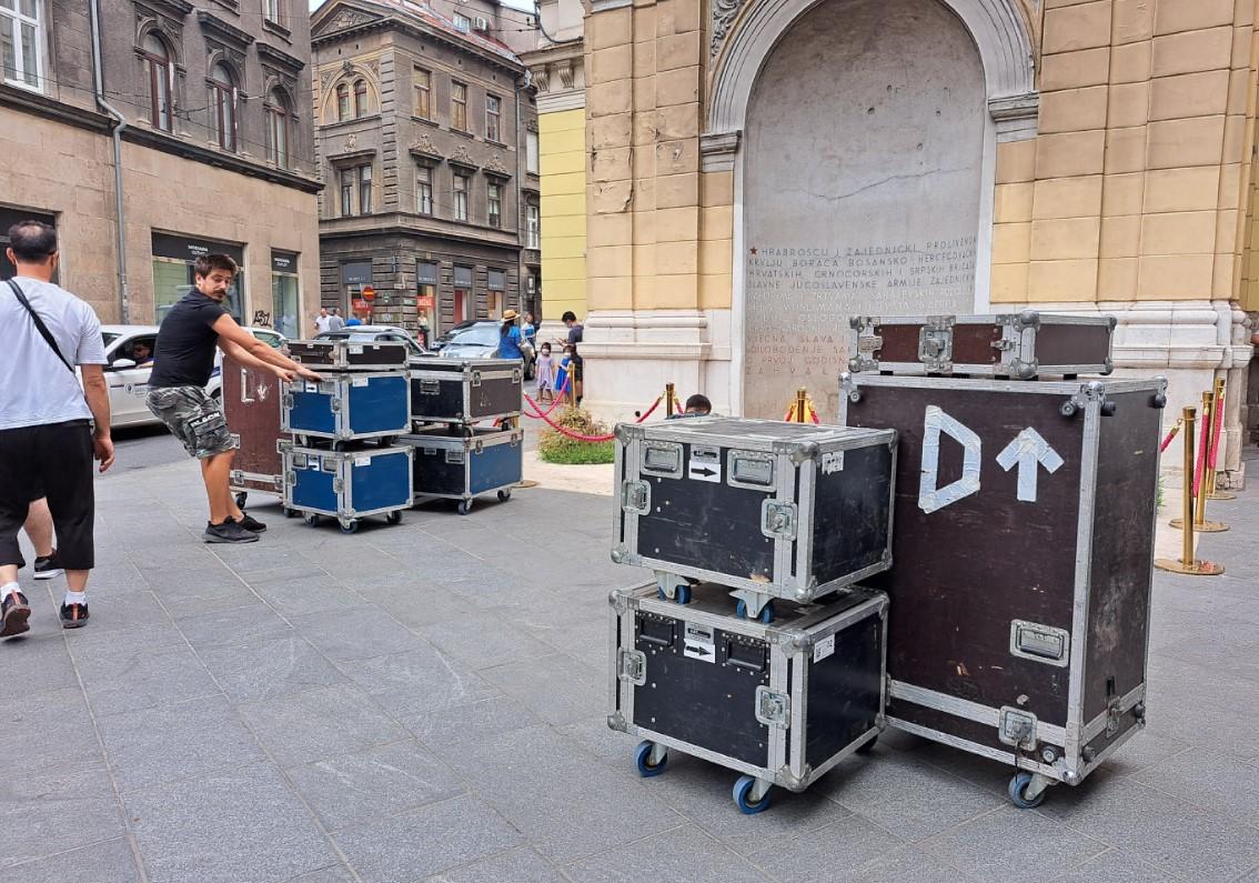 U toku postavljanje bine: Solomun će rasplesati hiljade ljudi dužinom sarajevske Titove ulice