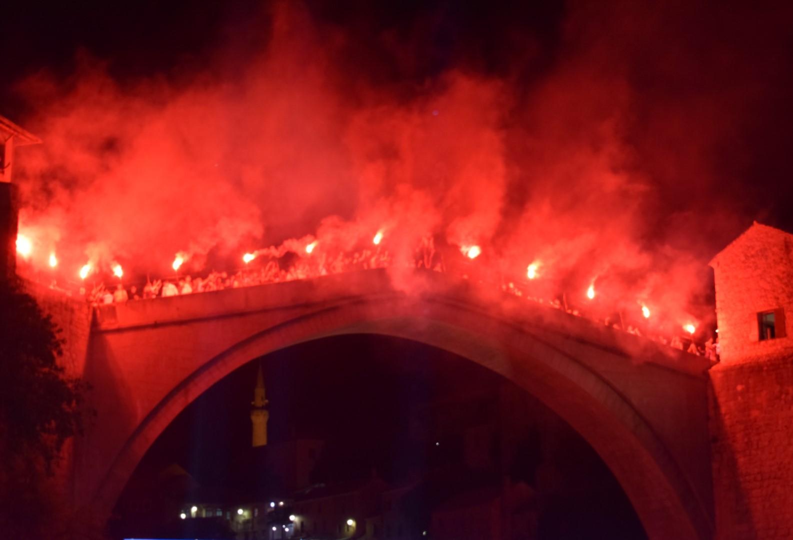 Mostarci priredili spektakularnu bakljadu - Avaz