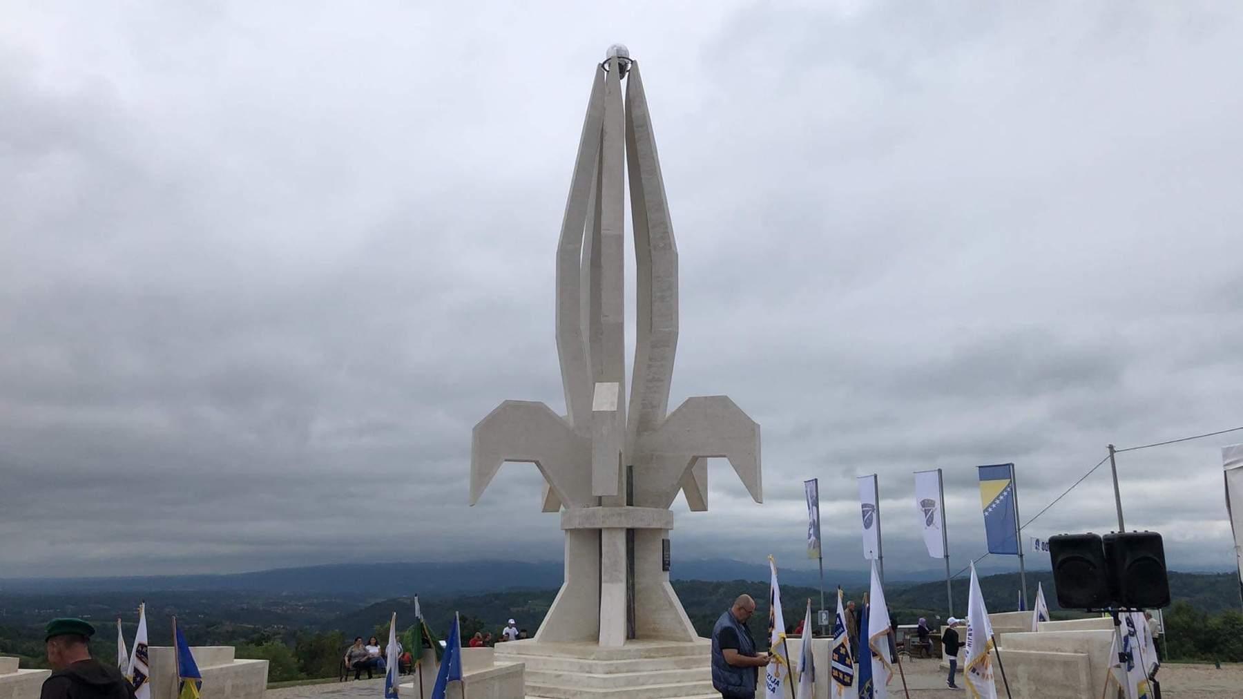 Obilježena 5. godišnjica otvaranja spomen-obilježja borcima Armije RBiH - Avaz