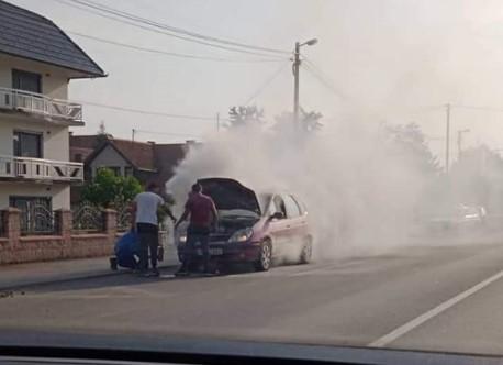 Automobil u dimu na putu kod Živinica