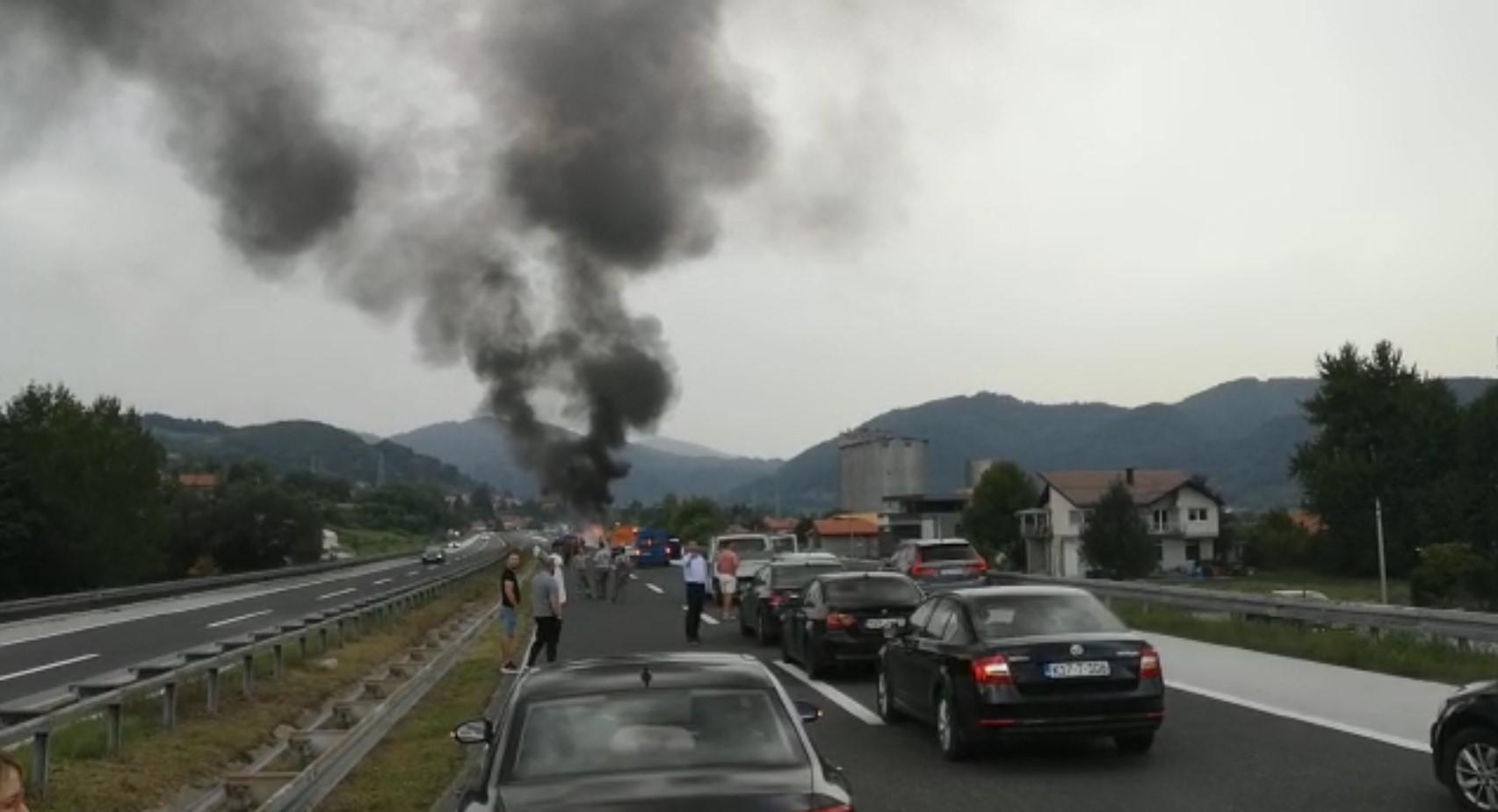 Požar na autoputu kod Visokog - Avaz