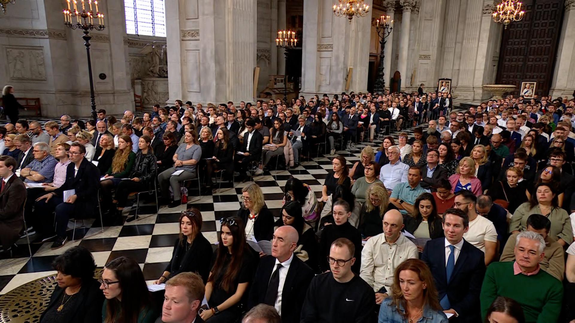 Ožalošćeni stižu u crkvu na ceremoniju sjećanja