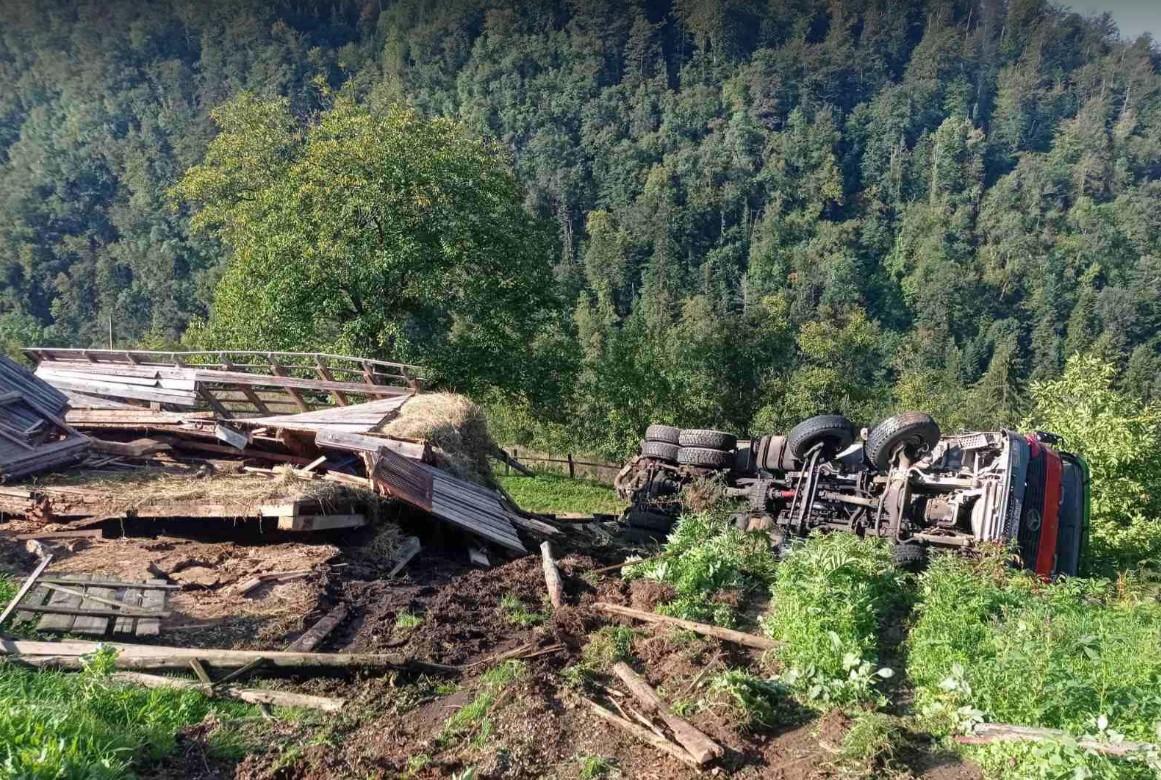 Drama u bh. gradu: Kamion koji je prevozio beton prevrnuo se na putu