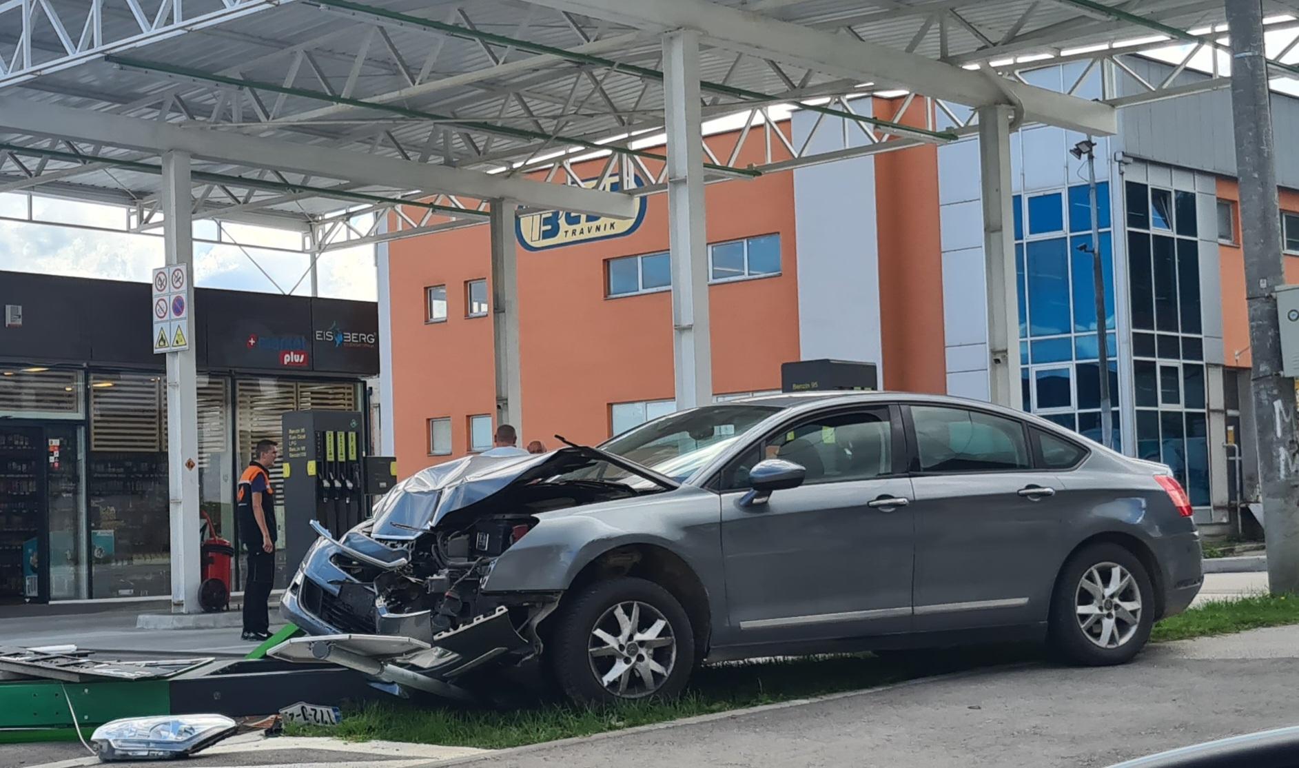 Automobilom udario u benzinsku pumpu i "oborio" cijene goriva