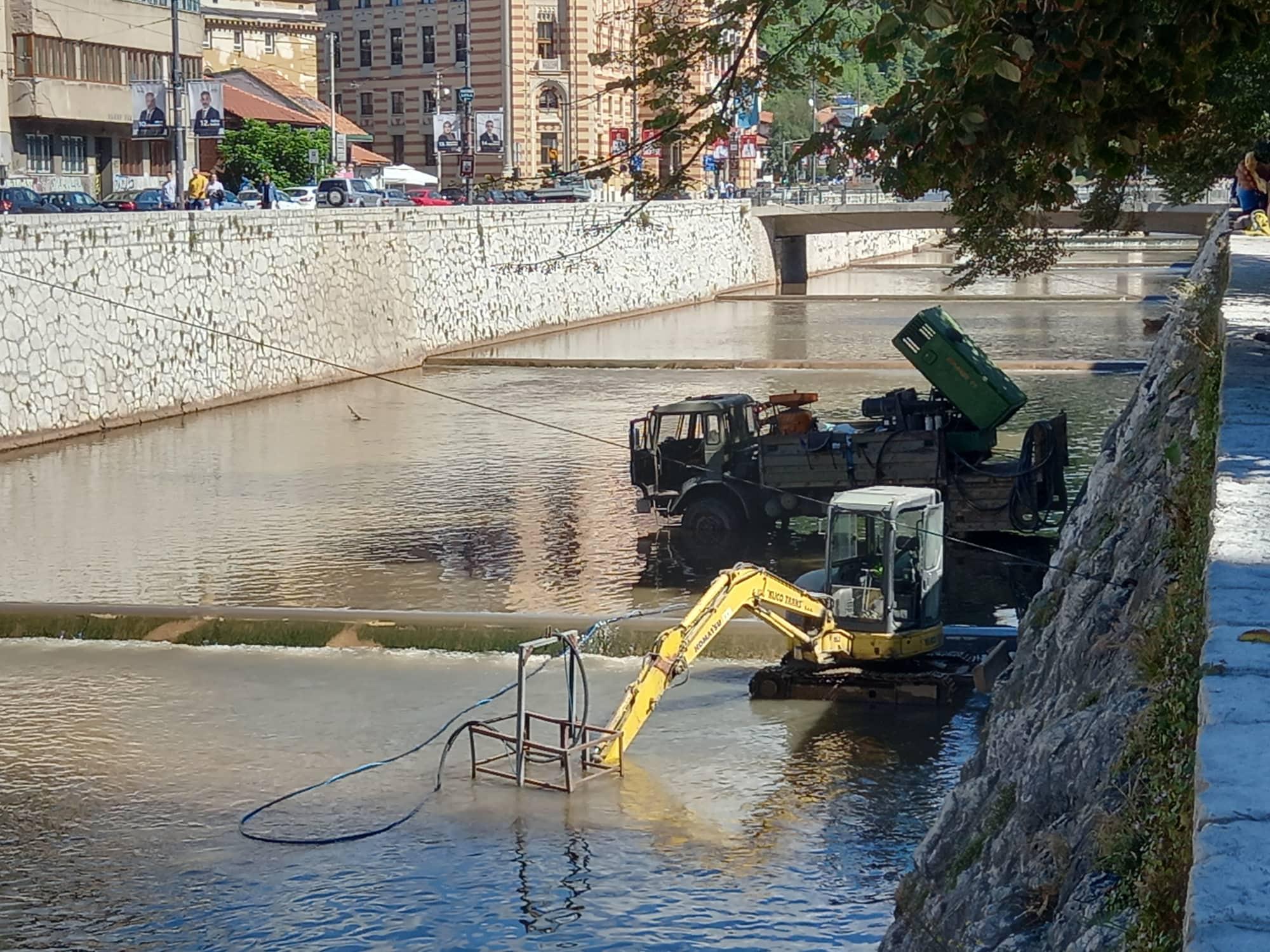 Počelo čišćenje korita rijeke Miljacke