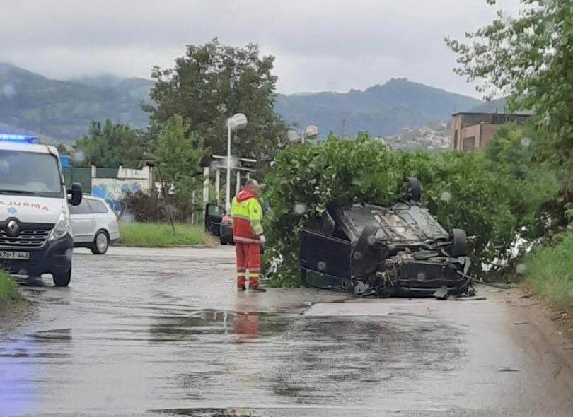 Polako vozite: Automobil nakon sudara u Zenici završio na krovu