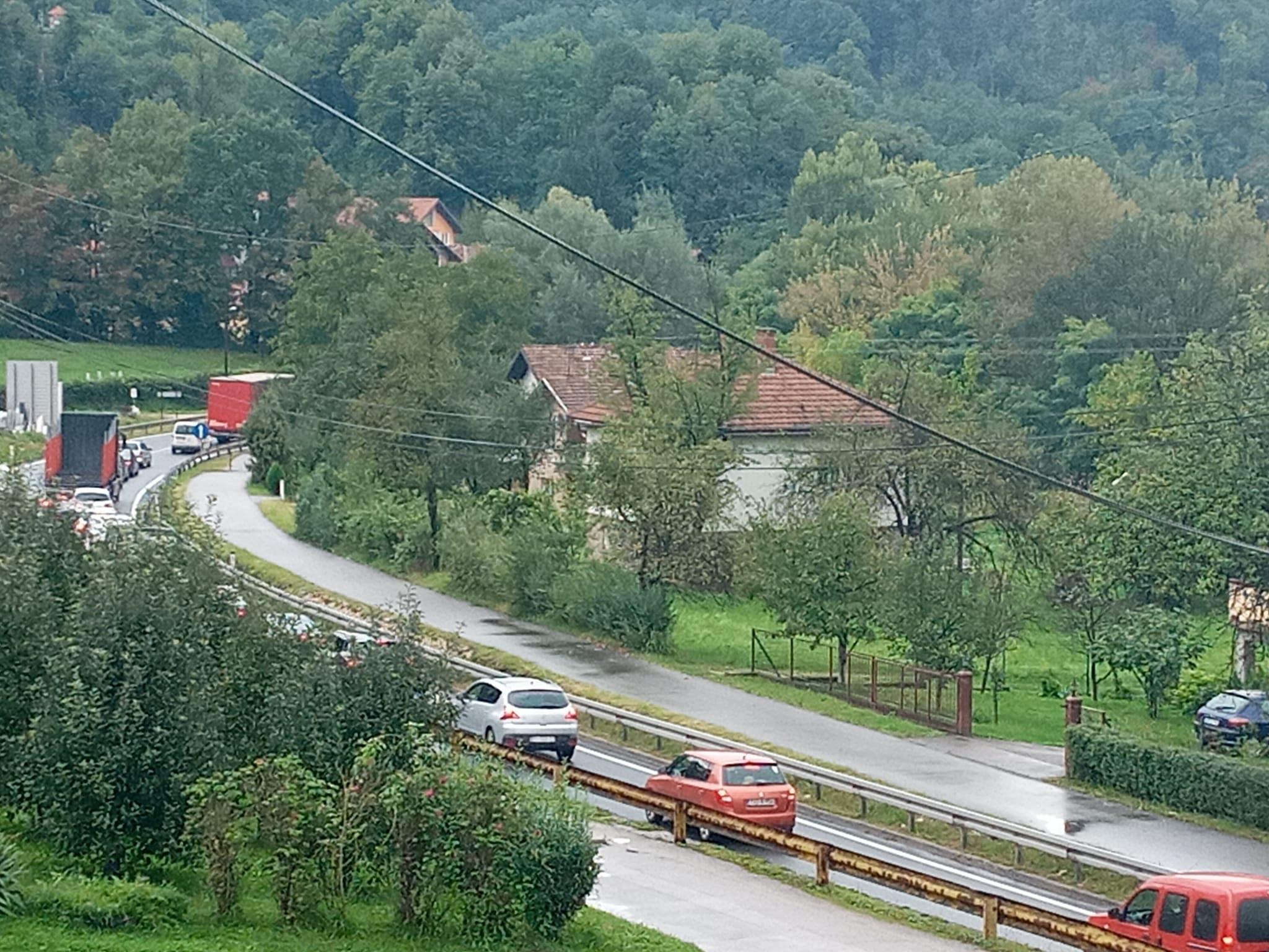 Saobraćajna nesreća kod Maglaja: Učestvovali kamion i dva automobila, nastala velika gužva