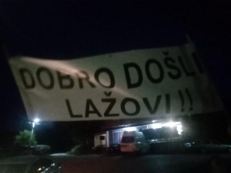 U selu kod Breze postavljen plakat s porukom za političare: "Dobro došli lažovi"