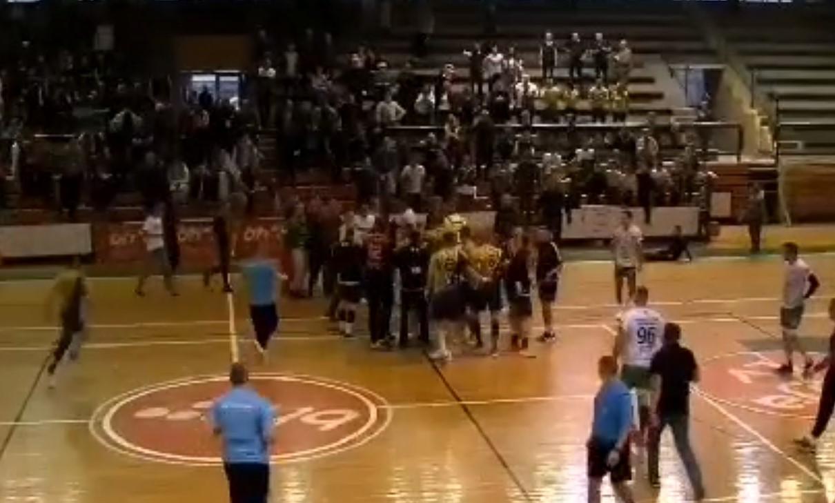 Video / Rukometaši Gračanice slavili pobjedu, a onda navijači ušli u teren i napali ih