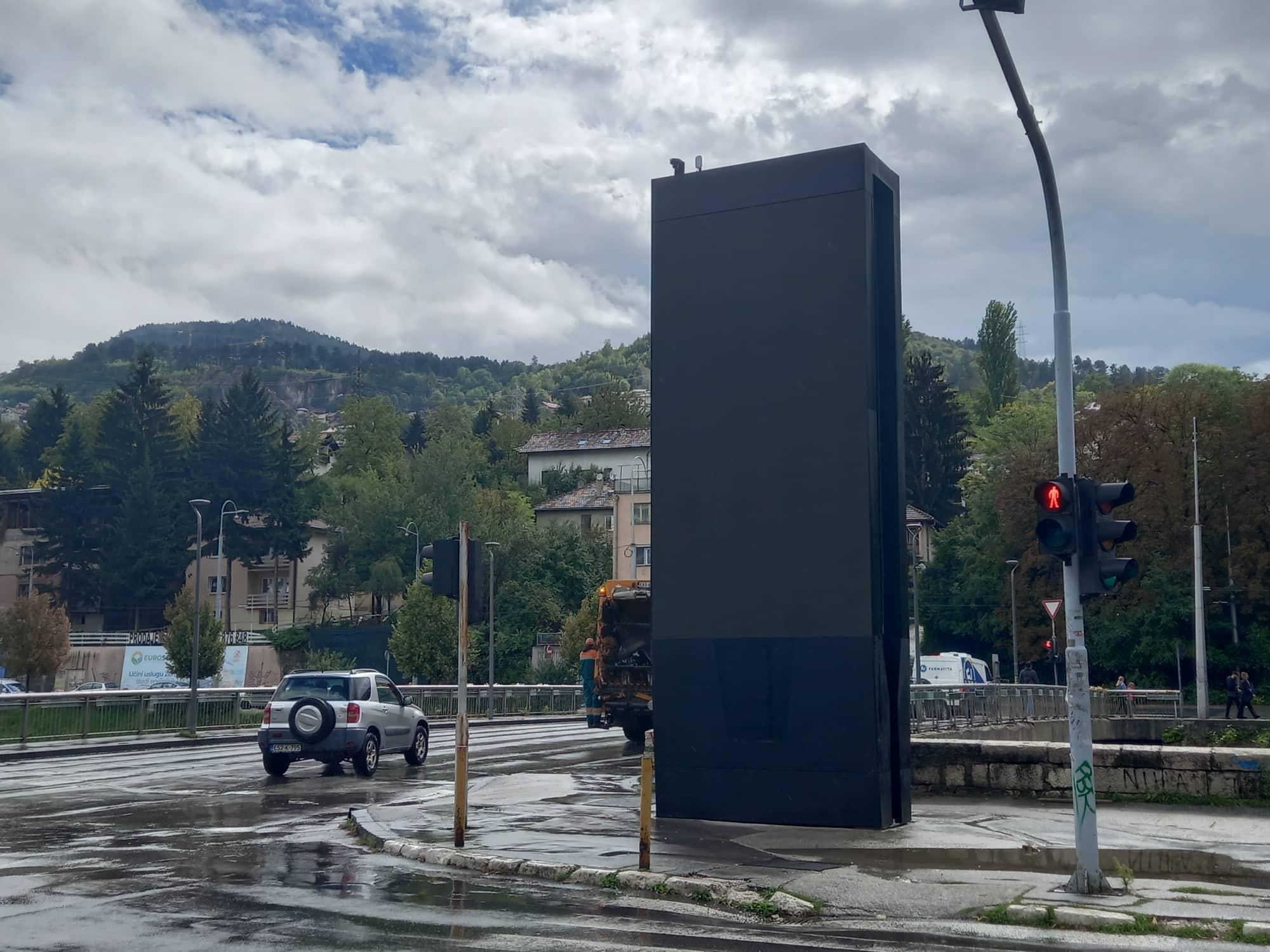 Ko je naredio postavljanje ogromnog LED displeja kod mosta na Vrbanji?