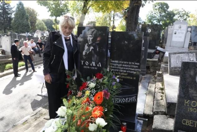 Supruga Tome Zdravkovića Gordana grlila njegov spomenik: Najbolniji je 30. septembar