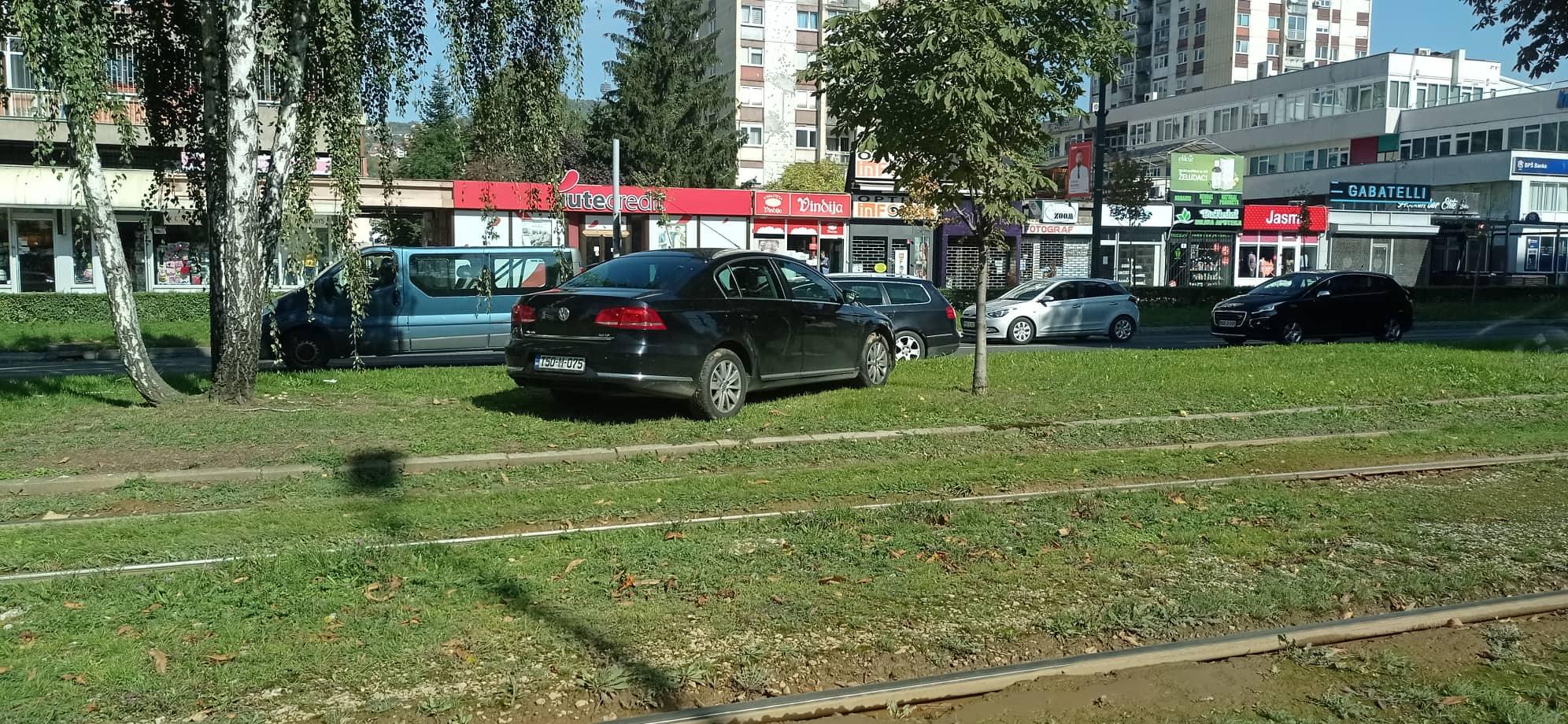 Automobilom sletio s kolovoza i završio na zelenoj površini pored tramvajske pruge