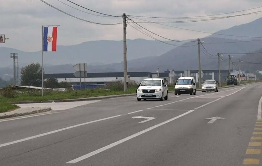 Zastava "Hrvatske zajednice Herceg-Bosne" na jarbolu - Avaz