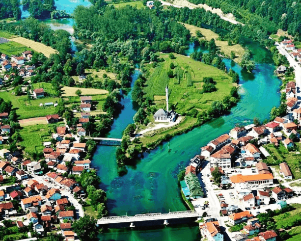 Prelijepa džamija u Bosanskoj Otoci izgrađena na riječnom otoku