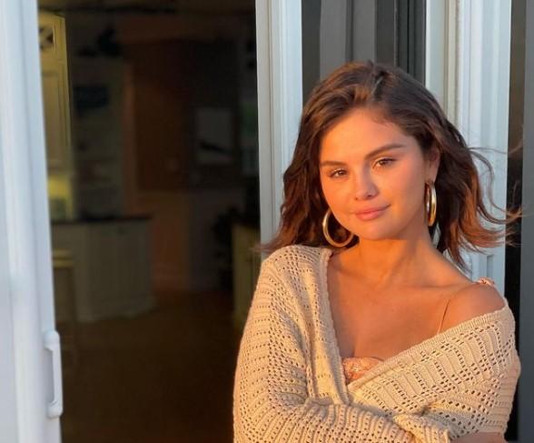 Pjevačica Selena Gomez nosi kaput čije radnje postoje i u našem okruženju