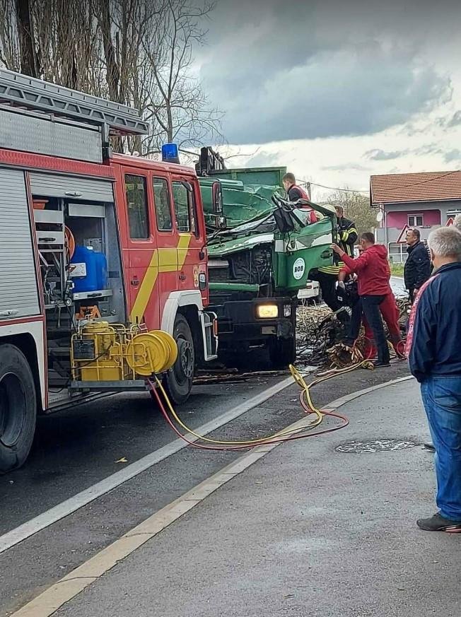 S lica mjesta: stablo palo na kamion - Avaz