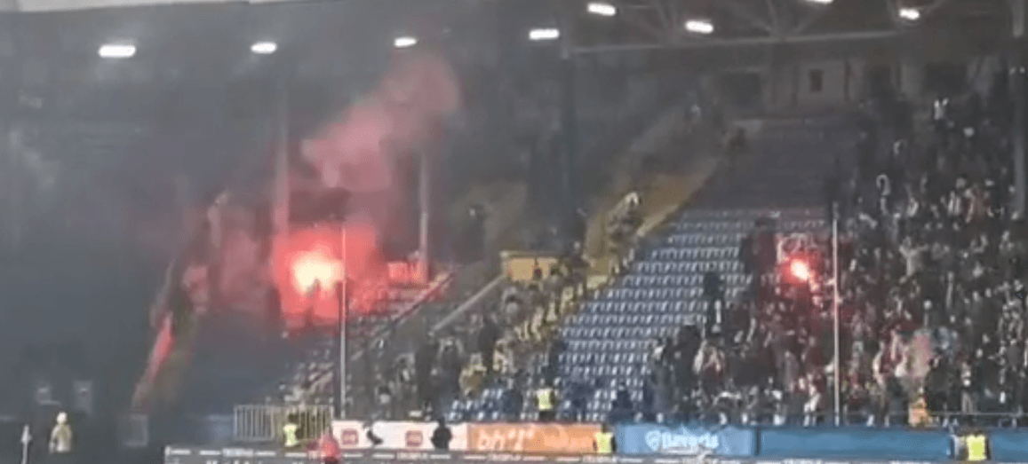 Video / Lešinari zasuti bakljama sa istočne i sjeverne tribine: U pratnji policije napustili stadion