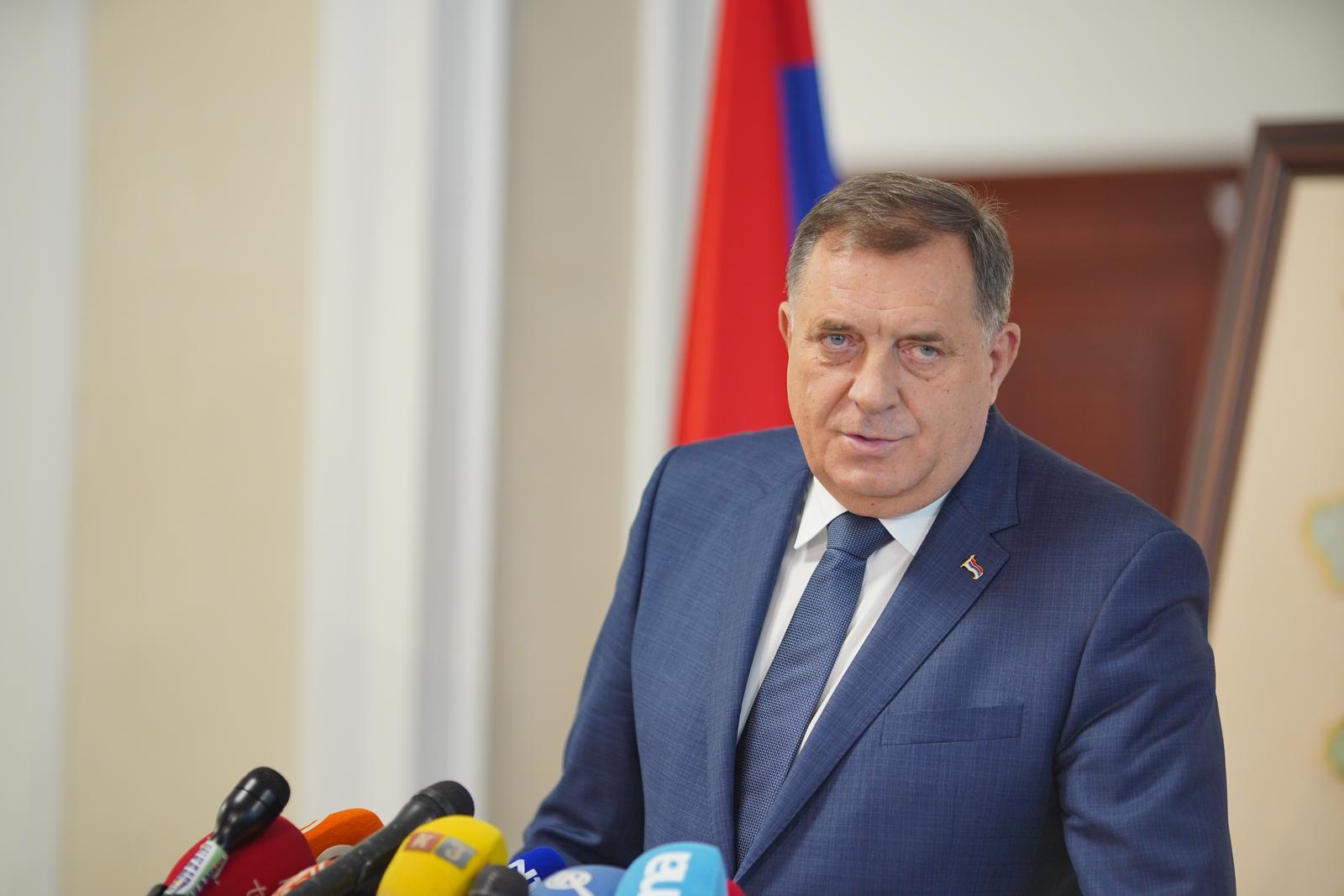 Dodik napustio salu za vrijeme intoniranja himne BiH i poručio da su svi trebali sjediti tada